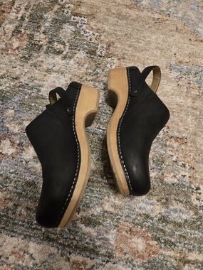 Dansko Berry Black Leather Slingback Clogs with Wood-Tone Sole 38 / 7.5-8